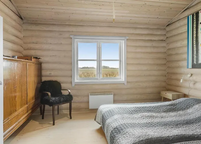 3 Bedroom Awesome In Semesterbostad